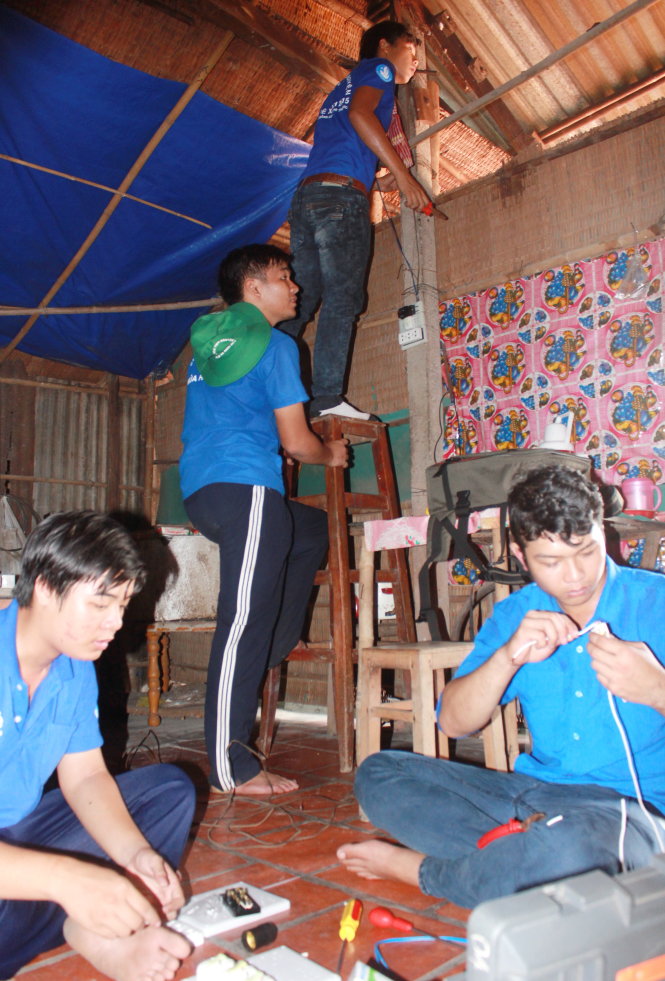 Chiến sĩ Mùa hè xanh sửa chữa, thay mới hệ thống dây điện cho một gia đình chính sách tại xã Phước Vĩnh An (Củ Chi) - Ảnh: Q.L.