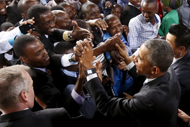 Tổng thống Obama bị vây chặt sau bài phát biểu đầy cảm xúc tại sân vận động ở Nairobi - Ảnh: Reuters