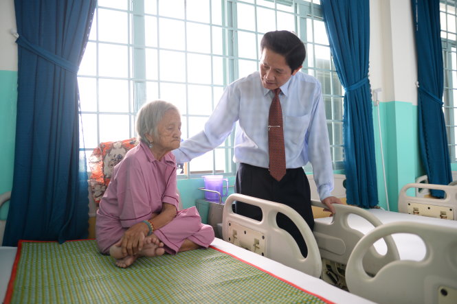 Thăm hỏi người cao tuổi ở Trung tâm nuôi dưỡng bảo trợ người bại liệt Thạnh Lộc (Q.2, TP.HCM) - Ảnh: Hữu Khoa