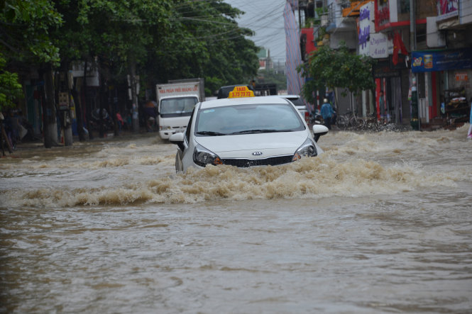 Mưa lớn gây ngập lụt tại phường Cửa Ông, TP Cẩm Phả, Quảng Ninh chiều 27-7 Ảnh: ĐỨC HIẾU