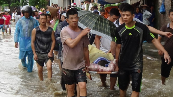 Đội cứu hộ đưa thi thể nạn nhân Đàm Văn Giới (71 tuổi, trú tại tổ 29, khu 3, phường Cao Thắng, TP Hạ Long) ra xe cứu thương - Ảnh: Đức Hiếu