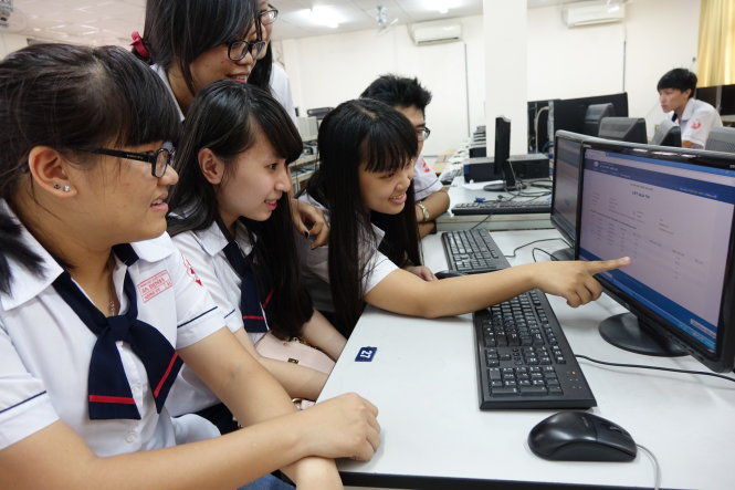 Học sinh Trường THPT Gia Định (TP.HCM) xem điểm thi THPT quốc gia trên mạng của Bộ GD-ĐT chiều 22-7 