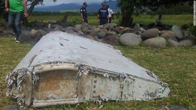 Mảnh vỡ máy bay lạ tìm thấy ở đảo La Reunion. Ảnh: CNN