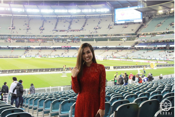 Thu Thủy mặc áo dài đến sân vận động Melbourne Cricket Ground - Ảnh: T.T.
