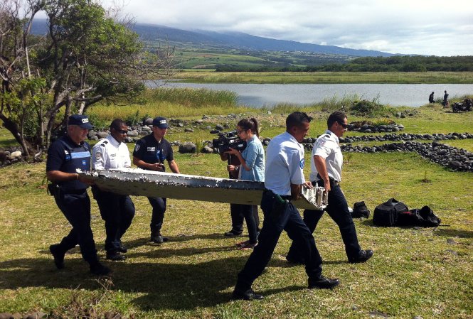 Chuyển mảnh vỡ mới tìm thấy trên đảo Réunion đi phân tích ngày 30-7 (ảnh nhỏ)  Ảnh: AFP