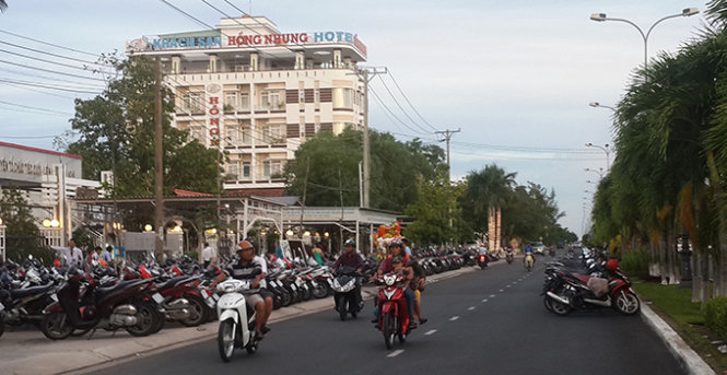 Lòng đường Tôn Đức Thắng đoạn ngang qua nhà hàng 5 Nhỏ đã bị doanh nghiệp này dựng xe gắn máy lấn chiếm gần phân nửa - Ảnh: K.Nam
