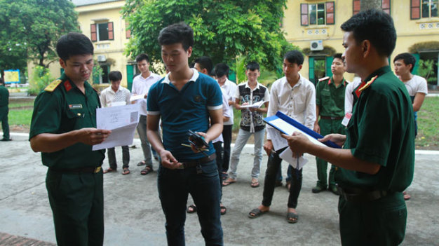 Thí sinh dự thi vào Trường Sĩ quan chính trị - Ảnh: Hà Thu