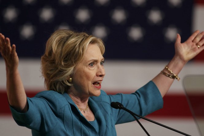 Vợ chồng bà Clinton kiếm được hàng chục triệu USD từ các bài diễn thuyết. Ảnh: Reuters