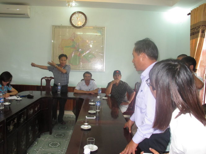 Người dân đến UBND huyện Hương Khê trình bày việc họ bị Công ty Hoàng Gia Phúc lừa - Ảnh: Hồ Văn