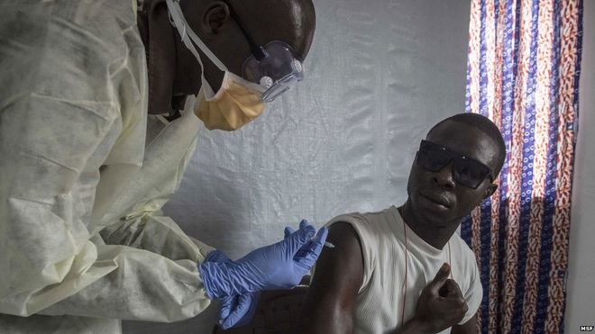 Tiêm chủng vắcxin cho người tiếp xúc với bệnh nhân Ebola Ảnh: MSF