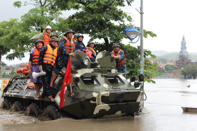 Lực lượng hải quân đưa xe lội nước vào các khu dân cư bị ngập sâu ở TP Uông Bí để giải cứu người dân Ảnh: ĐỨC VƯỢNG