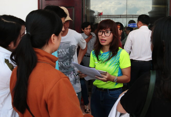 Chị Phan Lê Phương Huyền (36 tuổi, TP Bạc Liêu) - chủ quán cà phê - cùng bảy nhân viên làm thủ tục hiến máu -  Ảnh: TIẾN LONG