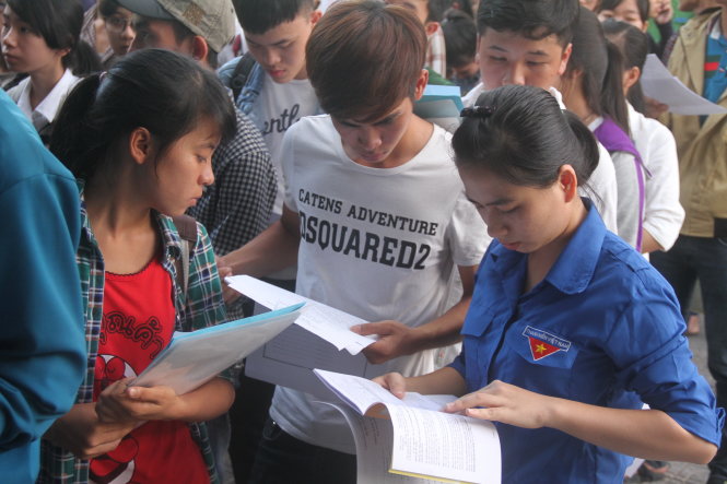 Sinh viên tình nguyện ĐH Đà Nẵng hướng dẫn thí sinh đăng ký xét tuyển vào trường sáng 4-8. Ảnh - Đoàn Cường