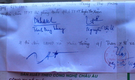 Lọ văcxin BCG (phòng lao) tiêm cho cháu Trịnh Thanh Bình đã được cơ quan chức năng tỉnh Thanh Hóa niêm phong - Ảnh: Hà Đồng