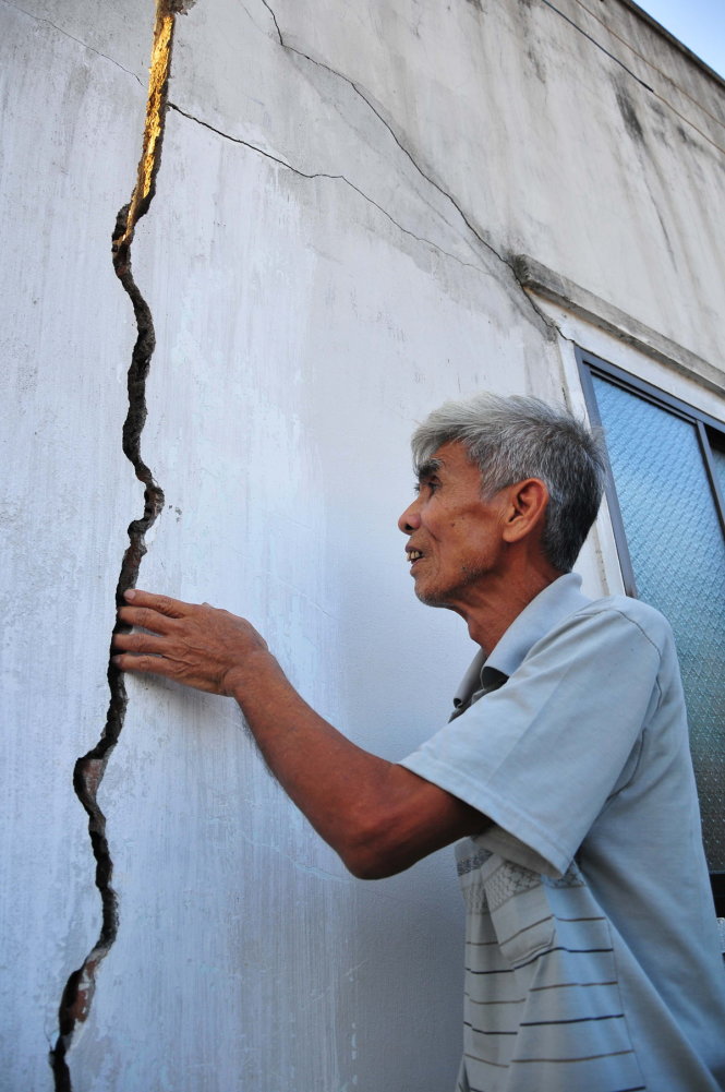 Tường nhà của một hộ dân bị nứt lớn, không an toàn để ở -  Ảnh: ĐÀM LINH