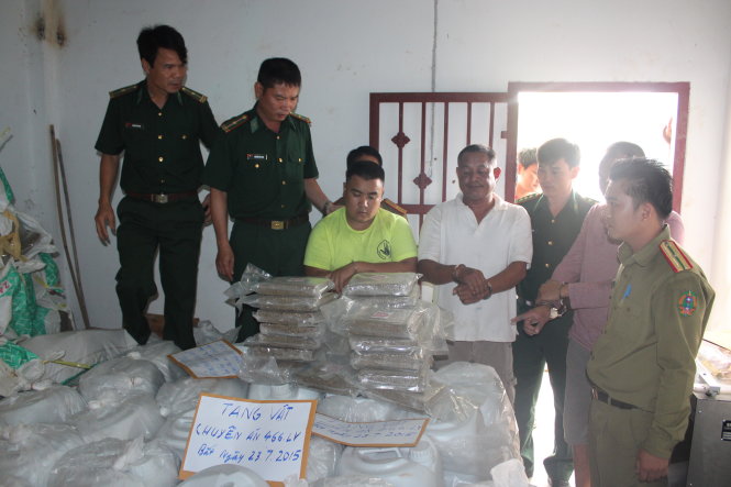 Trùm ma túy Xa Lam Phun Xi La (thứ tư từ phải sang) sau khi bị bắt và tang vật “khủng” của vụ án - Ảnh: SA TRUNG KIM