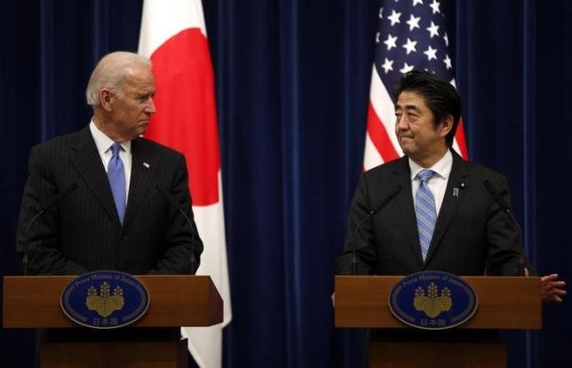 Phó Tổng thống Mỹ Joe Biden và Thủ tướng Nhật Shinzo Abe trong cuộc hội đàm ngày 3-12-2013 - Ảnh: Reuters