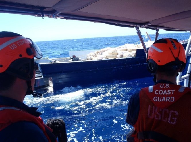 Lực lượng tuần duyên Mỹ trong một lần bắt tàu chở ma túy ở Thái Bình Dương hồi năm 2014. Ảnh: AFP