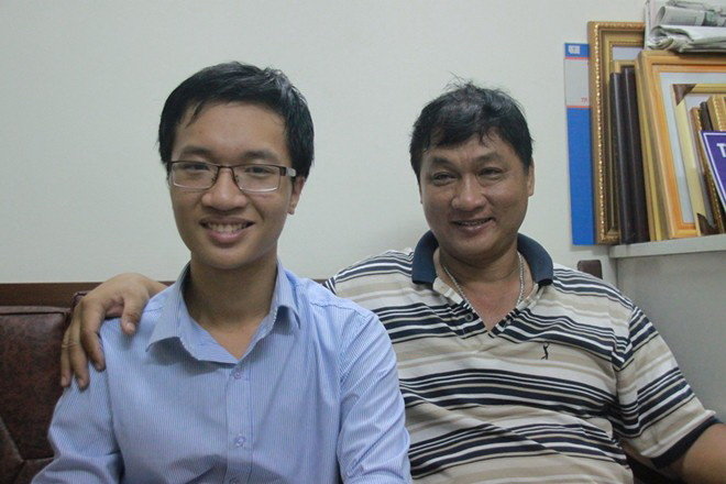 Phạm Tuấn Huy và ba - Ảnh: gia đình cung cấp