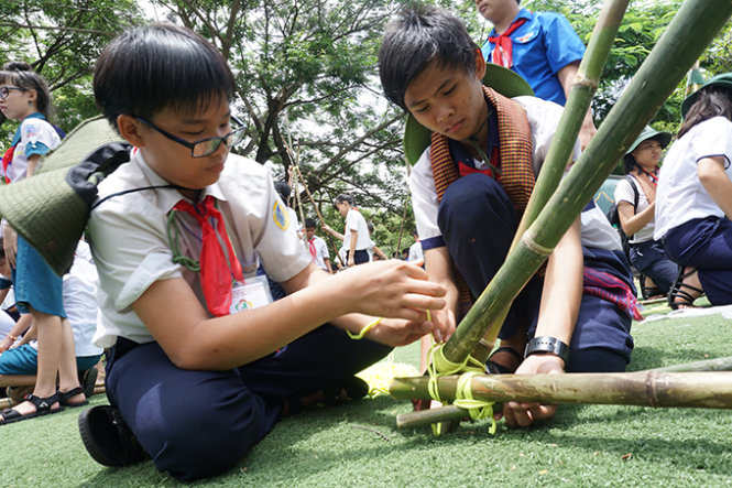 Trại sinh tiểu trại 3 đang dựng cột cờ - Ảnh: Mỹ Duyên
