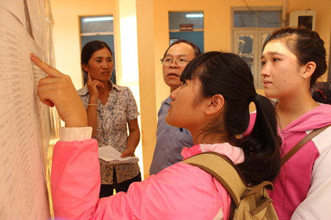 Thí sinh nộp hồ sơ xét tuyển vào Trường ĐH Tây Nguyên - Ảnh: Hà Bình