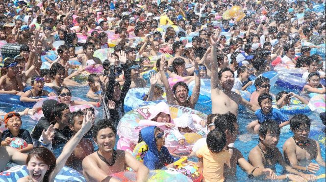 Nắng nóng khiến các hồ bơi ở Nhật Bản luôn trong tình trạng quá tải - Ảnh: AFP