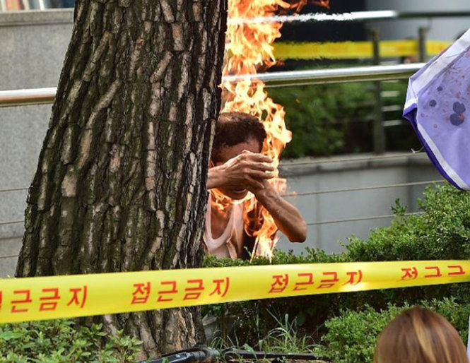 Người đàn ông nổi lửa tự thiêu ngay phía trước Đại sứ quán - Ảnh: AFP