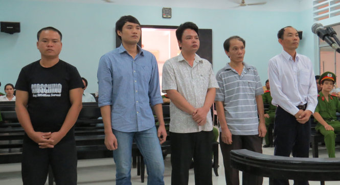 Năm bị cáo tại tòa (từ trái sang): Luân Văn Nam, Trần Lệ Kiên, Vũ Anh Trung, Nguyễn Hồng Hà, Nguyễn Thành Trung - Ảnh: Duy Thanh