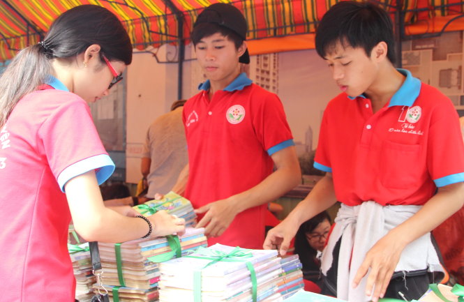 Chiến sĩ Hoa phượng đỏ Q.8 (TP.HCM) phân loại sách do các bạn học sinh gửi tặng các bạn nghèo vùng sâu vùng xa - Ảnh: Q.L.
