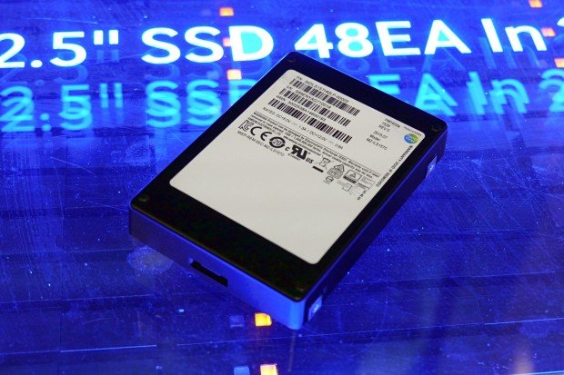 Ổ cứng thể rắn (SSD) của Samsung với dung lượng 15,36 TB, mức dung lượng lớn nhất thế giới hiện nay của ổ cứng SSD - Ảnh: Golem.de