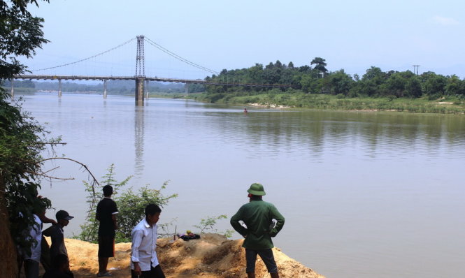 Vụ đuối nước trên sông Lam (Nghệ An) xảy ra ngày 10-5 làm hai nữ sinh tử vong - Ảnh: Doãn Hòa