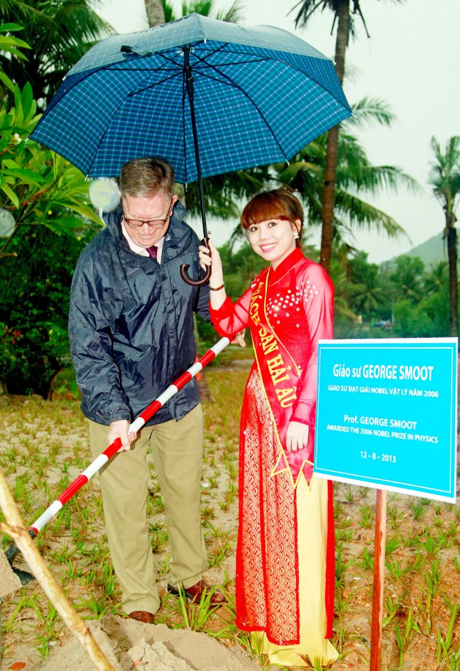GS George Smoot trồng cây tại Trung tâm quốc tế Khoa học và giáo dục chuyên ngành ở Bình Định, trong chuyến đến đây năm 2013 - Ảnh: PHAN CỬ