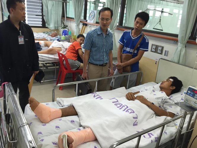 Cán bộ Đại sứ quán Việt Nam tại Thái Lan đến bệnh viện thăm anh Trường. Ảnh: Đại sứ quán Việt Nam tại Thái Lan