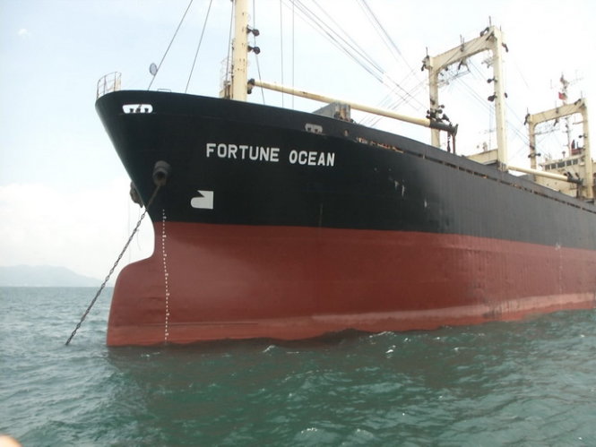 Tàu Fortune Ocean neo đậu trái phép trong vùng nội thủy Việt Nam. Ảnh:Quang Anh.