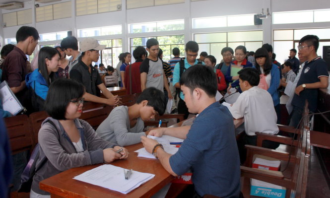 Đông đảo thí sinh đến rút hồ sơ tại Trường ĐH Giao thông vận tải TP.HCM. Ảnh - Hồng Nguyên