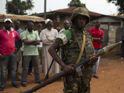 Lính Liên minh châu Phi canh gác trước một ngôi nhà vừa xảy ra án mạng tại CH Trung Phi Ảnh: Reuters