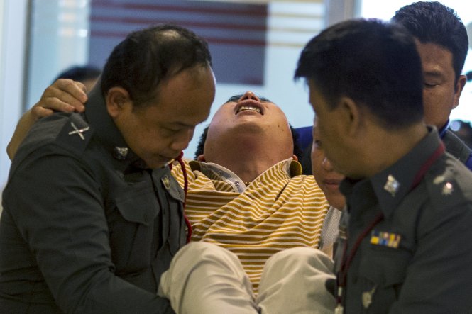 Một người Trung Quốc đau đớn khi nhận di hài vợ và con gái thiệt mạng trong vụ đánh bom Ảnh: Reuters