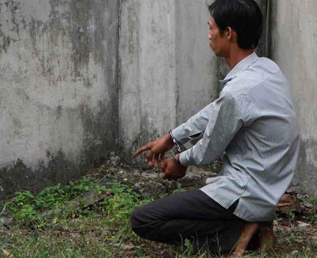 Nghi phạm Trần Đình Thịnh chỉ chỗ vứt con dao tại hiện trường -  Ảnh: Quốc Nam