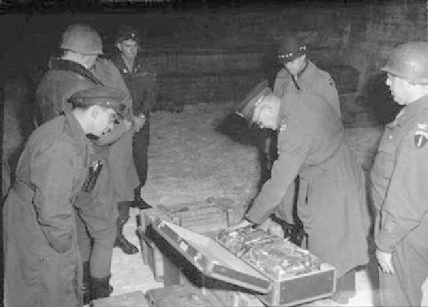 Tướng Mỹ Dwight David Eisenhower kiểm tra số vàng thu được từ Đức quốc xã - Ảnh: AFP