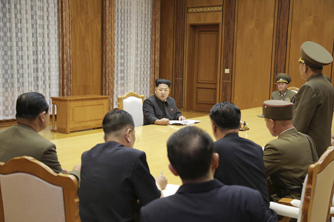 Hãng thông tấn KCNA phát hình ảnh ông Kim Jong Un tổ chức cuộc họp khẩn tối 20-8 sau vụ đấu pháo - Ảnh: Reuters