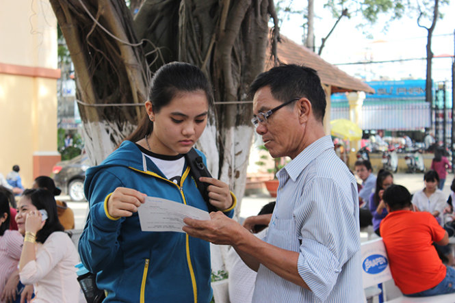 Phụ huynh và thí sinh cân nhắc nguyện vọng đăng ký xét tuyển tại Trường ĐH Sài Gòn - Ảnh Ngọc Tuyền