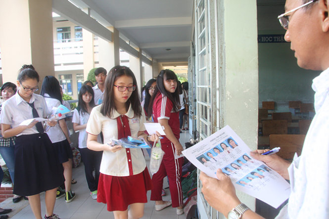 Thí sinh chuẩn bị bước vào phòng thi THPT quốc gia năm 2015 - Ảnh: Trần Huỳnh