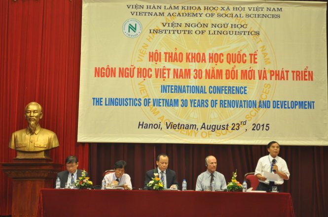 Chủ tọa phiên toàn thể tại lễ khai mạc hội thảo khoa học quốc tế Ngôn ngữ học Việt Nam 30 năm đổi mới và phát triển sáng 23-8 - Ảnh: V.V.Tuân