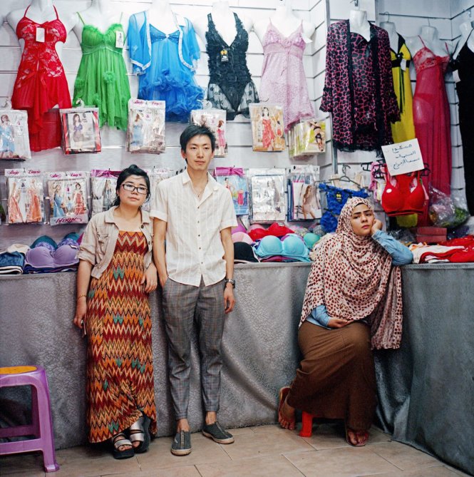 Hai người Hoa, chủ cửa hàng đồ lót ở Asyut, cùng một người Ai Cập phụ bán hàng - Ảnh: NewYorker