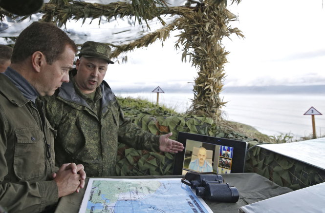 Thủ tướng Nga Dmitry Medvedev (trái) kiểm tra trang thiết bị của lực lượng trên đảo Iturup (người Nhật gọi là đảo Etorofu) trong chuyến thăm ngày 22-8 - Ảnh: Reuters