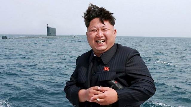 Lãnh đạo CHDCND Triều Tiên Kim Jong Un bên tàu ngầm tên lửa đạn đạo - Ảnh: Reuters
