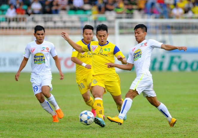 Một pha bóng trong trận HAGL thắng SLNA (giữa) 3-1, trận đấu khiến nhiều người nghi ngờ về tính trung thựcẢnh: ANH TIẾN