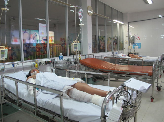 Em Linh đang được điều trị tại Bệnh viện Nhi Đồng 1 Ảnh: THÙY DƯƠNG