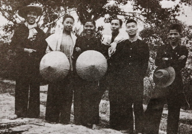 Ông Võ Anh Tuấn (thứ ba từ phải sang) và bạn bè ở rừng U MinhẢnh tư liệu