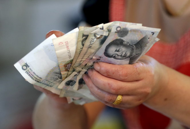 Nhiều người dân Trung Quốc lo âu vì mất tiền do đầu tư vào chứng khoán Ảnh: Reuters